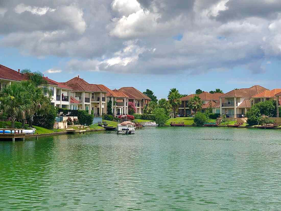 waterfront-homes-in-a-suburban-sprawl